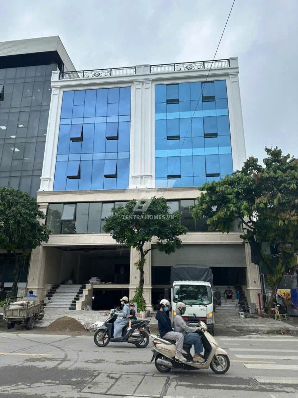 Cho thuê tòa văn phòng mới tinh view hồ tại Phúc Diễn